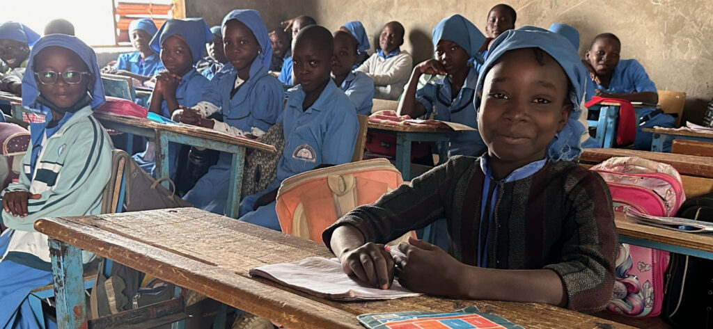 imagen de niños estudiando