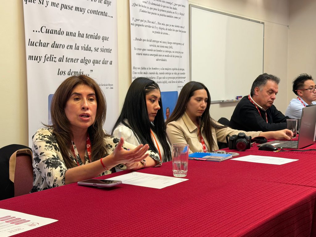 Reunión en la oficina de Fe y Alegría Bolivia de el Coordinador General de Fe y Alegría Internación y equipo Coordinador. 