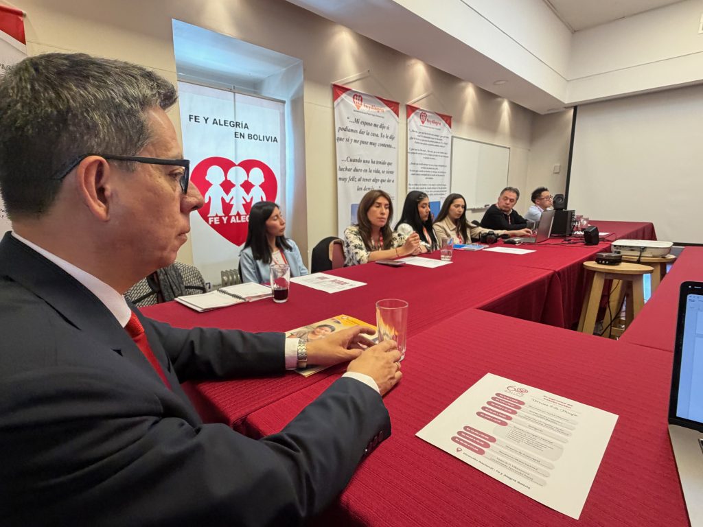 Reunión en la oficina de Fe y Alegría Bolivia de el Coordinador General de Fe y Alegría Internación y equipo Coordinador. 