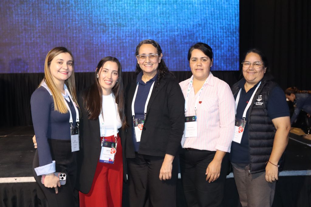 La Dra. Nicolasa Ortiz, directora general de Fe y Alegría Paraguay (centro), junto a integrantes de su equipo durante el acto de clausura del encuentro anual de ASIPI, en el que recibieron una donación destinada a fortalecer a comunidades educativas y apoyar a estudiantes de Fe y Alegría.