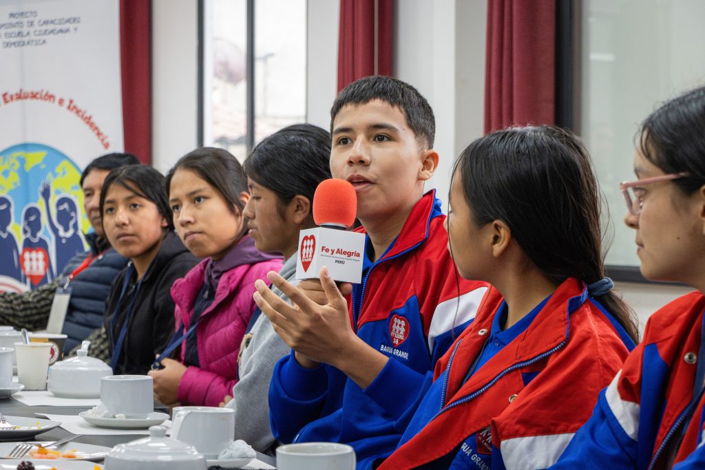 La educación popular forma ciudadanía crítica, fortalece la participación comunitaria y promueve acciones concretas de incidencia y transformación social.