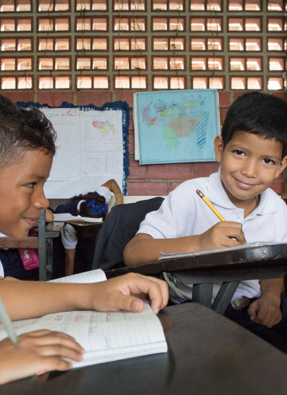Niño estudiando